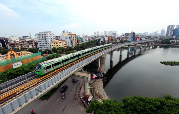 Tàu điện, xe buýt Hà Nội chạy xuyên Tết